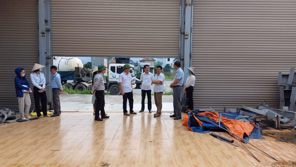 Lãnh đạo UBND thị xã thực địa tại các hộ gia đình còn vướng mắc trong công tác GPMB tuyến đường ven sông đoạn qua thị xã.