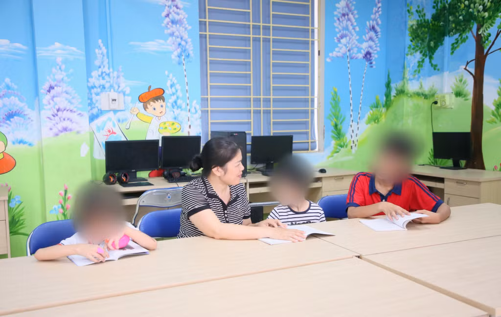 (Từ trái sang) Các em: M.N.L, M.Q.K và Đ.Đ.M - nạn nhân là trẻ em của tội phạm mua bán người được mẹ Nguyễn Thị Mai chăm sóc tại Cơ sở bảo trợ, chăm sóc trẻ em có hoàn cảnh đặc biệt tỉnh.