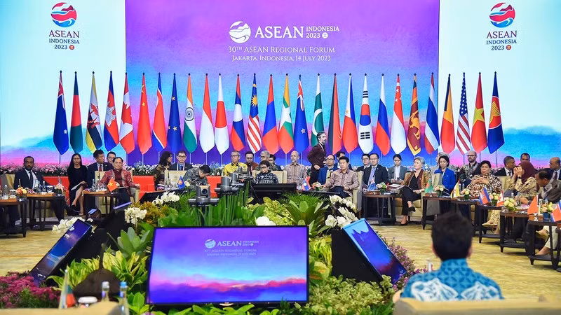 Các nước rà soát tình hình triển khai các hoạt động của diễn đàn trong niên khoá 2022-2023, trao đổi phương hướng ARF thời gian tới và thảo luận các vấn đề khu vực và quốc tế cùng quan tâm.