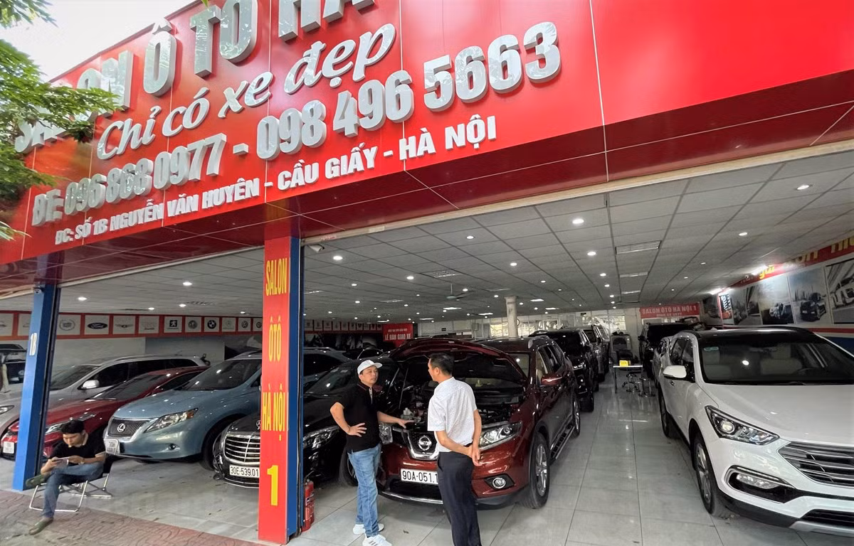 Các đại lý kinh doanh ôtô đang phải chịu lỗ vì phải giảm giá mạnh chạy theo xe mới. (Ảnh: PV/Vietnam+)