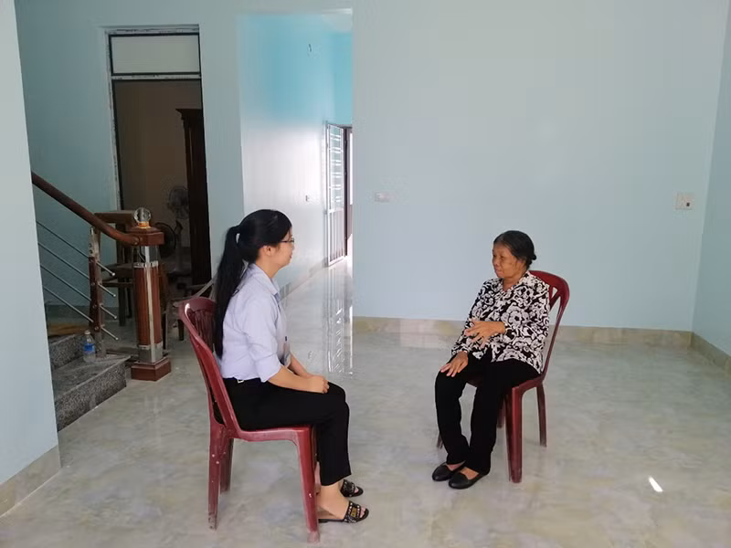 Cán bộ phường Quang Hanh thăm gia đình bà Đỗ Thị Phương (khu 10A) trong ngôi nhà mới được thành phố hỗ trợ xây dựng. Ảnh: Cao Quỳnh