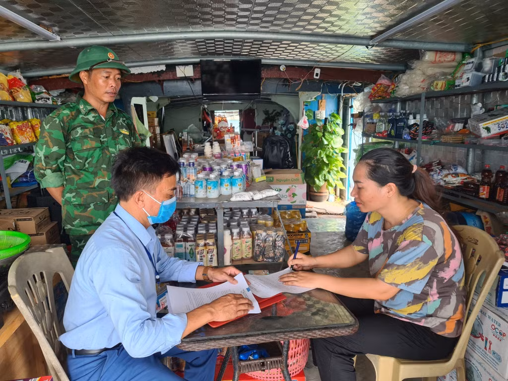 Người dân trên các chủ phương tiện ký cam kết tự chủ động các biện pháp phòng chống cơn bão số 1.