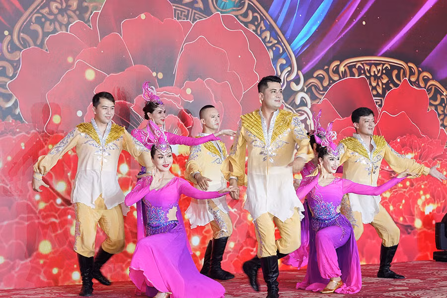 Những chàng trai cô gái với vũ điệu Tân Cương