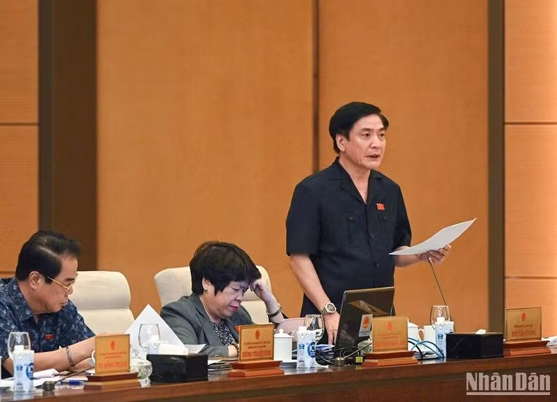 Tổng Thư ký Quốc hội, Chủ nhiệm Văn phòng Quốc hội Bùi Văn Cường trình bày báo cáo tổng kết Kỳ họp thứ 5 và cho ý kiến bước đầu về việc chuẩn bị Kỳ họp thứ 6, Quốc hội khóa XV. (Ảnh: DUY LINH)