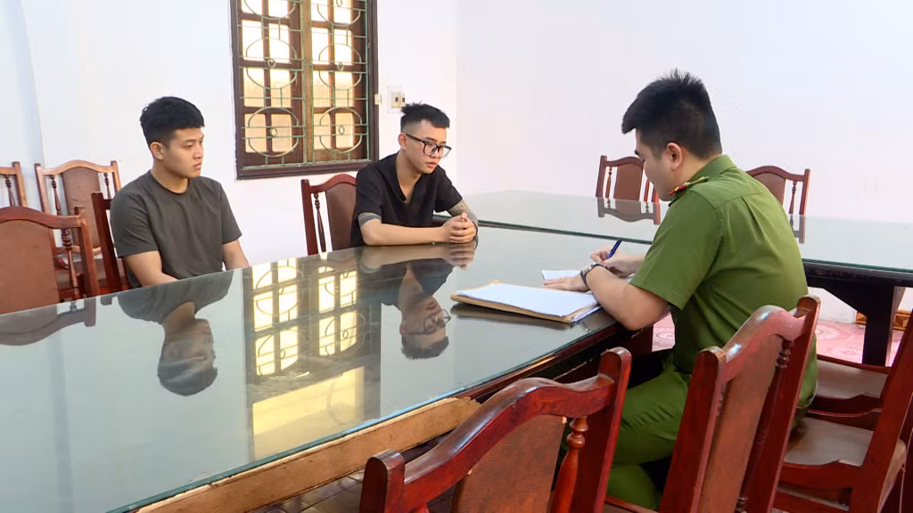 Công an TX Đông Triều xét hỏi, điều tra các đối tượng mua bán, vận chuyển khí cười trái phép (tháng 4/2023).
