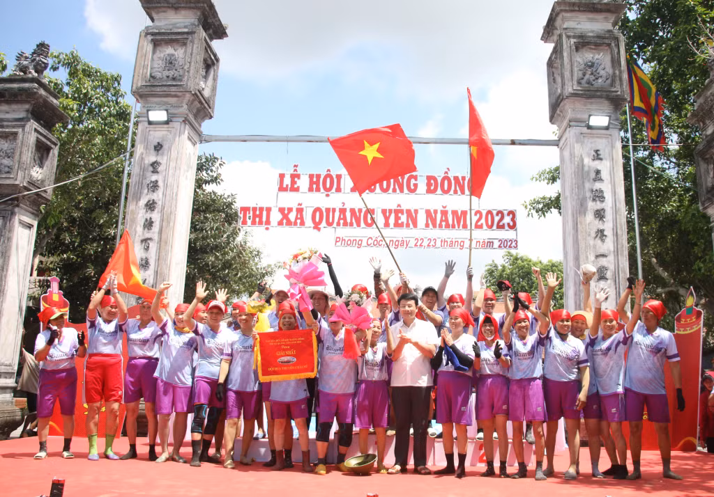 Và Đội thi số 4 phường Phong Hải giành giải nhất nội dung đua thuyền nữ.