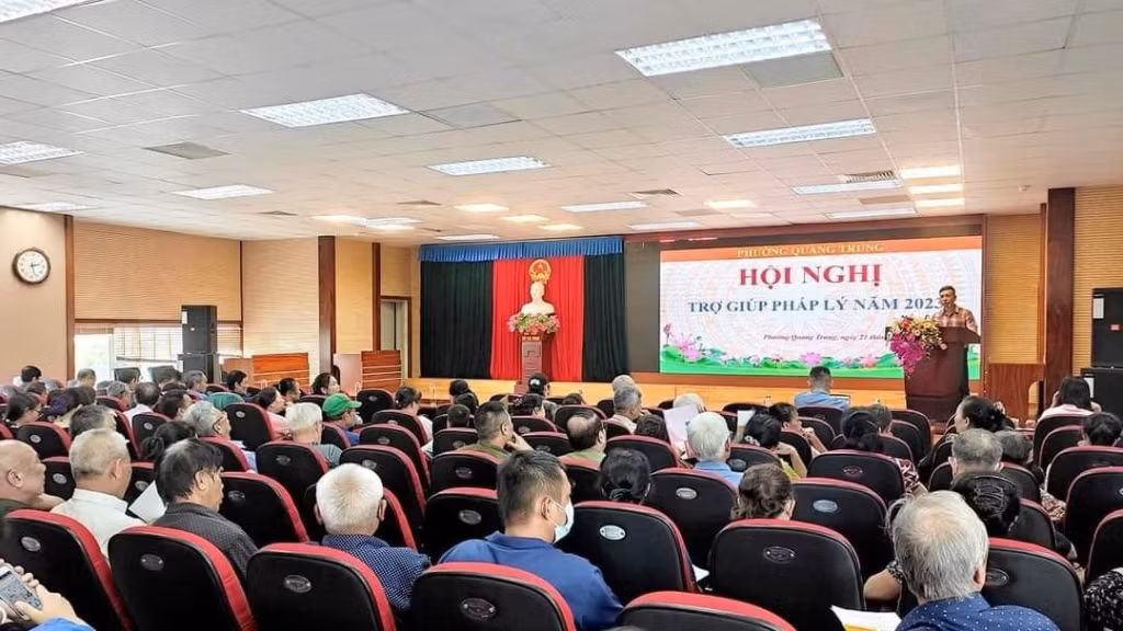 Phó Giám đốc Trung tâm Trợ giúp pháp lý tỉnh Trần Quý Cường giới thiệu chuyên đề pháp luật tại phường Quang Trung, TP Uông Bí. Ảnh do đơn vị cung cấp