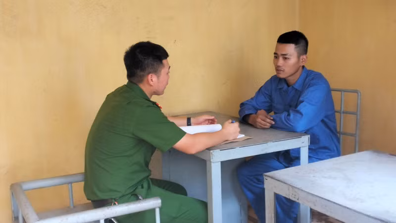 Công an huyện Bình Xuyên lấy lời khai đối tượng Đỗ Văn Đạt.