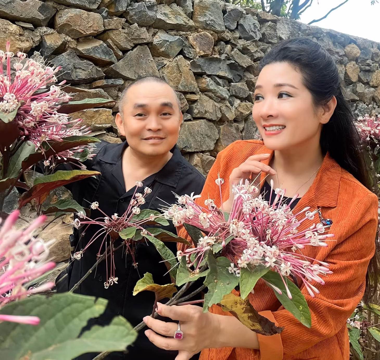 Được đàn anh giúp, nghệ sĩ Thanh Thanh Hiền cũng có cách đáp lại ân tình một cách chân thành nhất. Chị chia sẻ đã phải "dìm" mình xuống để "đẩy" Xuân Hinh tỏa sáng.