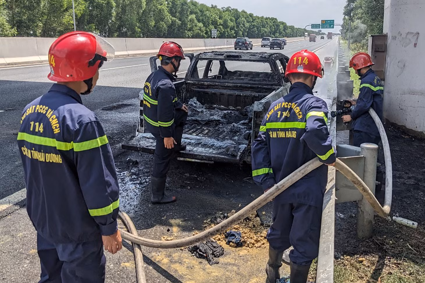 Ô tô bị thiêu rụi hoàn toàn (Ảnh: CACC)