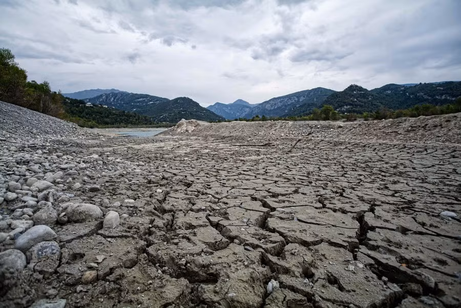 Hạn hán ở hồ Broc gần Nice, Alpes-Maritimes, miền nam nước Pháp, tháng 8.2022. Ảnh: Xinhua