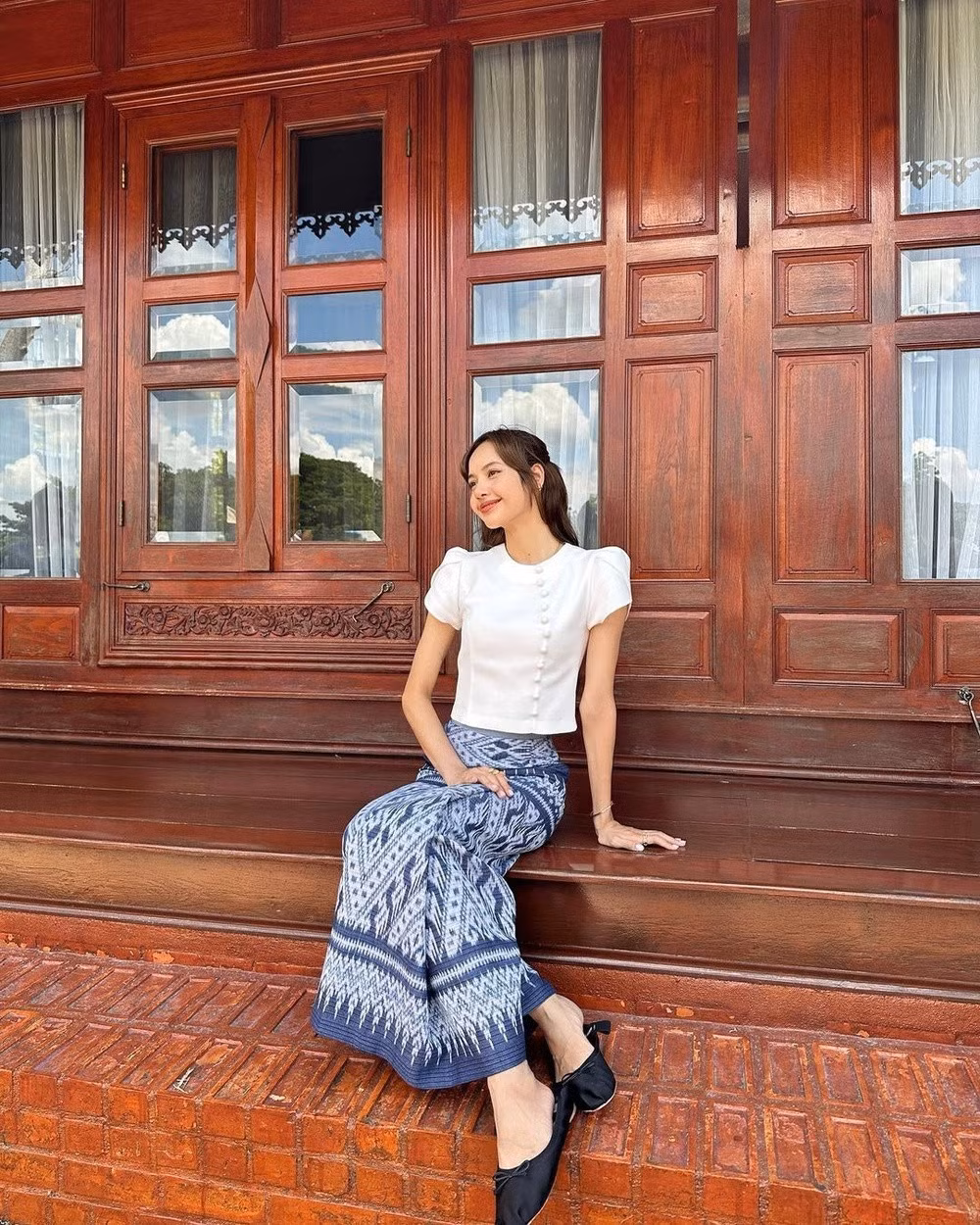 Lisa thúc đẩy người hâm mộ mặc sarong tại Thái Lan. Ảnh: Instagram Lisa