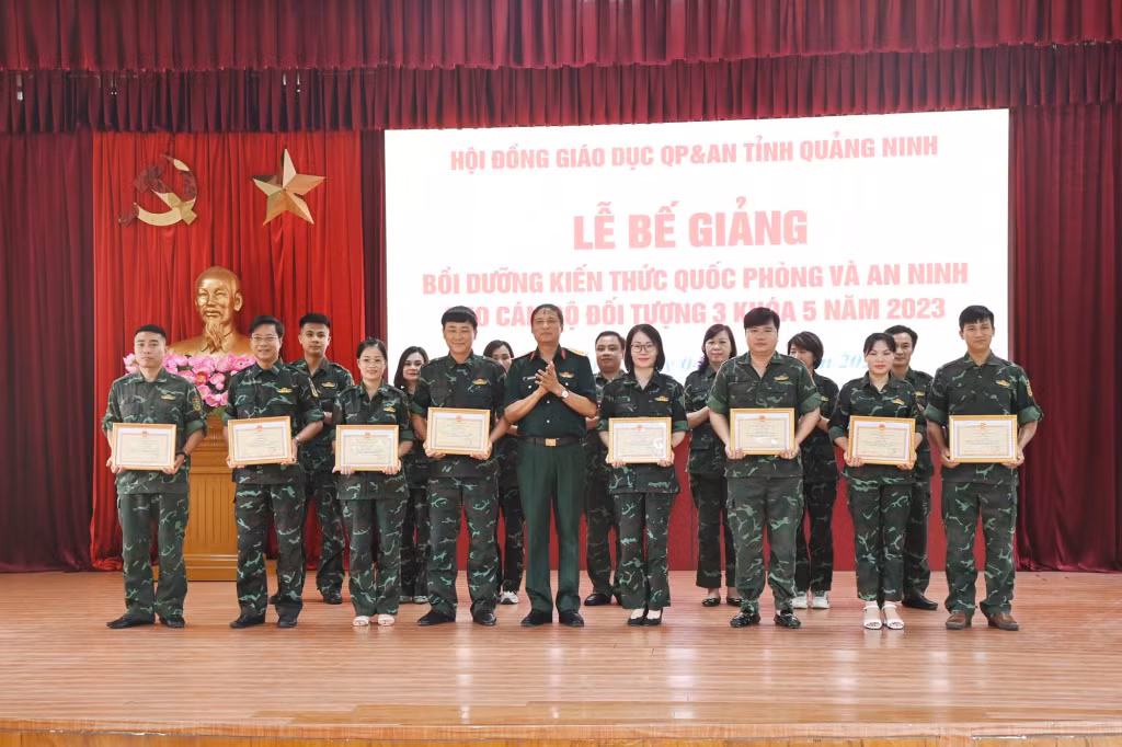 Đại tá Đặng Công Chúng, Phó Chỉ huy trưởng Bộ CHQS tỉnh Quảng Ninh, trao giấy khen cho các học viên tiêu biểu tại lễ bế giảng.