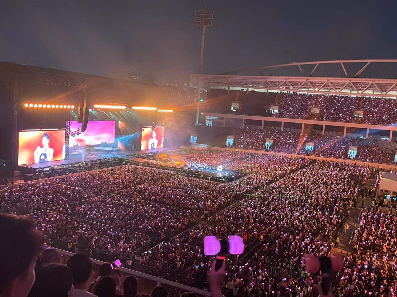 30.000 khán giả phủ màu hồng trong đêm diễn đầu tiên của BlackPink tại Hà Nội. Ảnh: Trọng Tài.