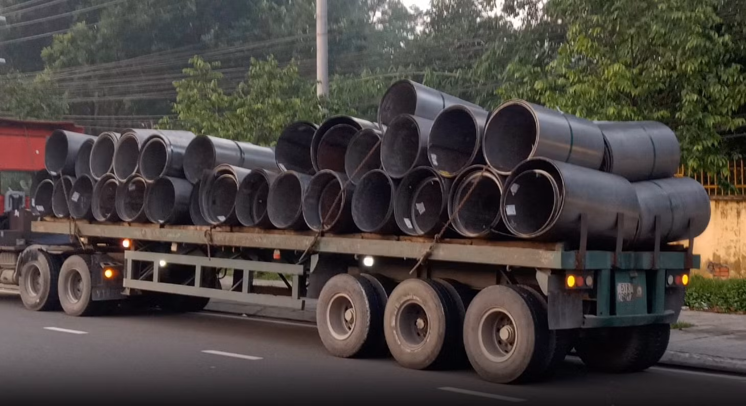Hàng chục cuộn tôn từ xe tải đầu kéo lăn xuống đường. Ảnh: Bạn đọc cung cấp