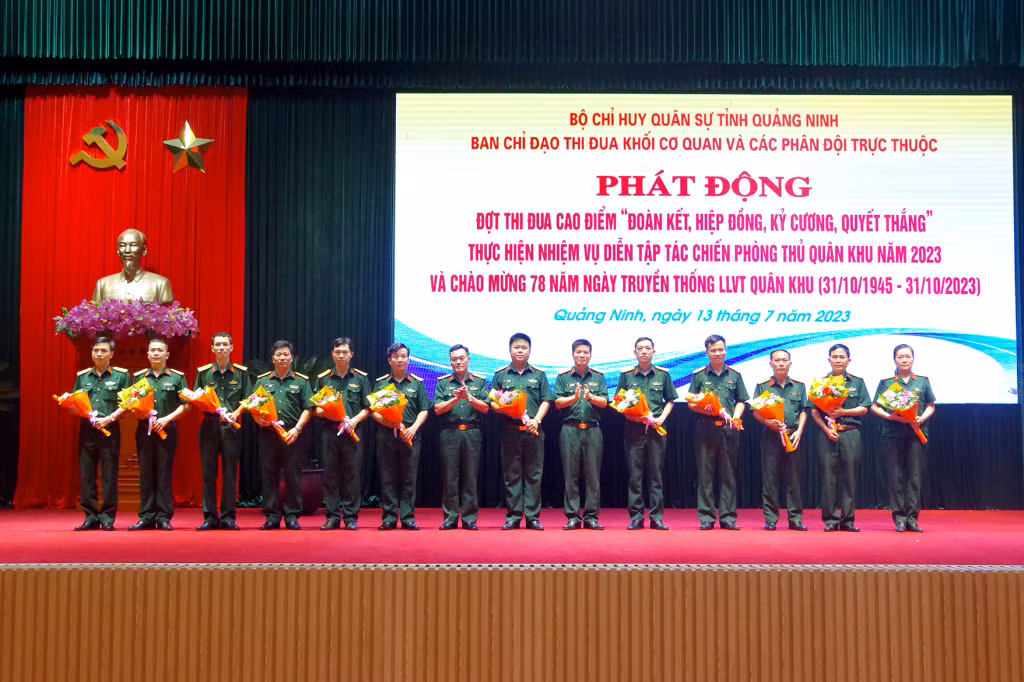 Ban chỉ đạo thi đua Khối cơ quan và các phân đội trực thuộc Bộ CHQS tỉnh khen thưởng cho các tập thể hoàn thành xuất sắc nhiệm vụ đợt thi đua cao điểm Ghi sâu lời Bác, thi đua hoàn thành xuất sắc nhiệm vụ 6 tháng