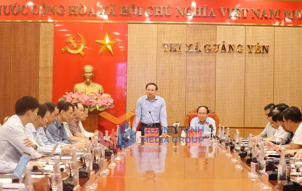 Đồng chí Nguyễn Xuân Ký, Ủy viên Trung ương Đảng, Bí thư Tỉnh ủy, Chủ tịch HĐND tỉnh, phát biểu tại buổi làm việc.