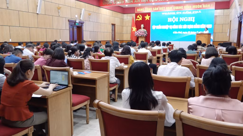 Hội nghị Tập huấn nghiệp vụ cho cán bộ phụ trách, giúp việc công tác Đảng.