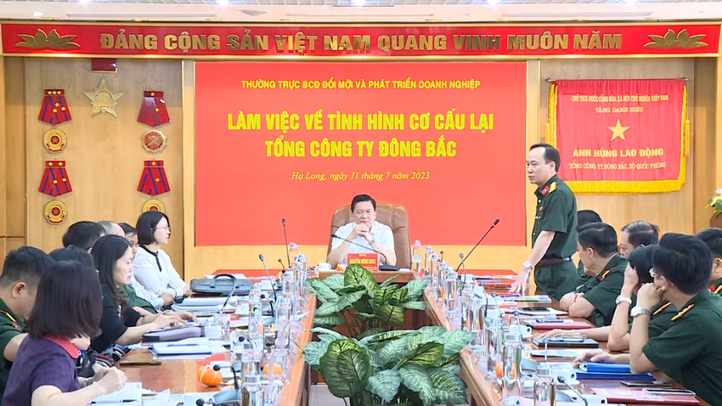 Đồng chí Đại tá Đỗ Mạnh Khảm, Tổng Giám đốc, Trưởng Ban chỉ đạo đổi mới, cơ cấu lại Tổng công ty Đông Bắc phát biểu tại buổi làm việc