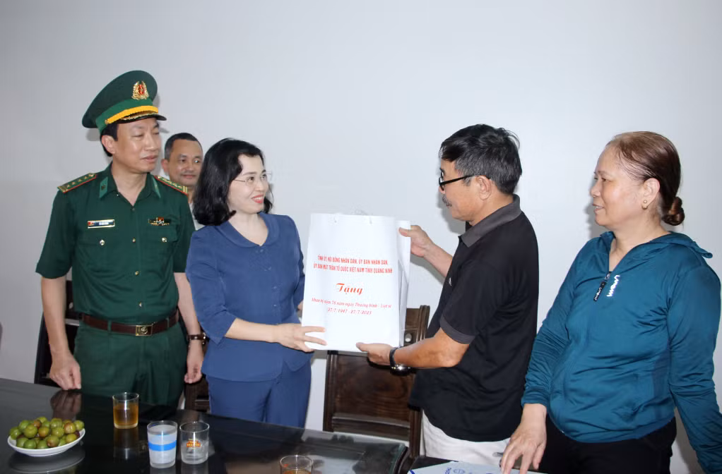 Đồng chí Trịnh Thị Minh Thanh, Phó Bí thư Thường trực Tỉnh ủy, tặng quà ông Nguyễn Thế Việt, bệnh binh 2/3, trú tại Khu Yên Hòa, phường Yên Thọ (TX Đông Triều).