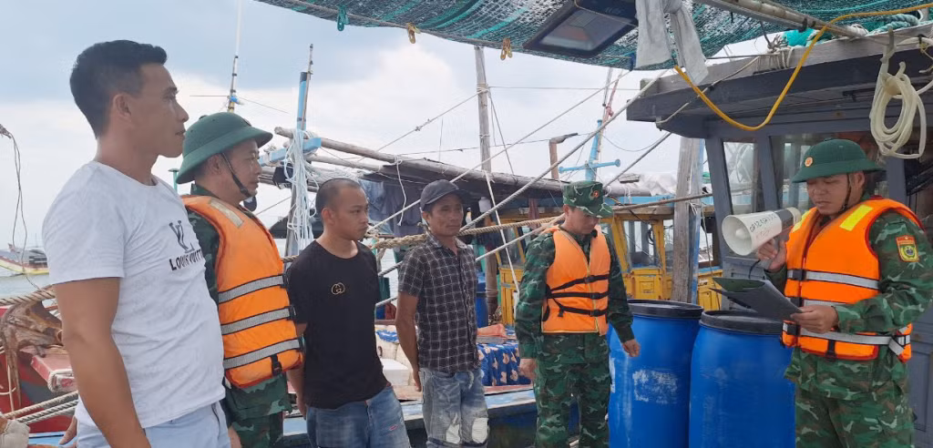 Đồn Trà Cồ thông tin cho ngư dân về diễn biến và hướng di chuyển của bão số 1 để chủ động phòng, tránh.