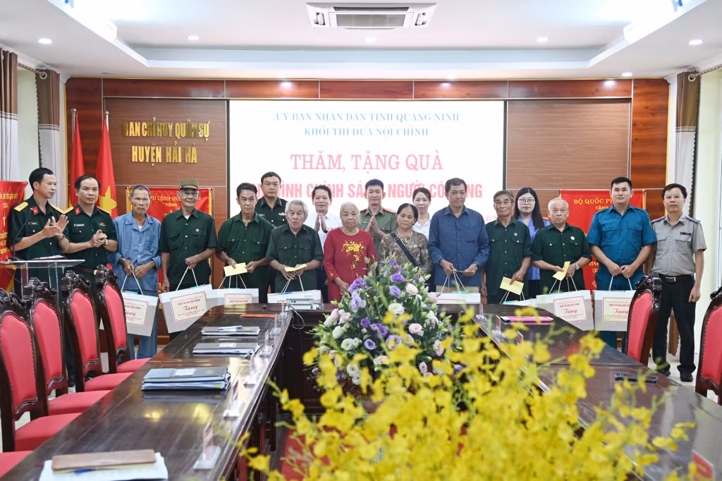 Đại tá Nguyễn Quang Hiến, Phó Bí thư Thường trực Đảng ủy, Chính ủy Bộ CHQS tỉnh trưởng đoàn công tác số 1 cùng đoàn công tác tặng quà các gia đình chính sách và người có công tiêu biểu tại huyện Hải Hà.
