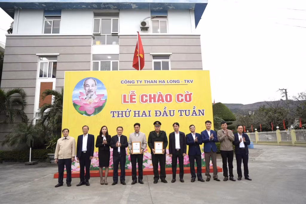 Đảng uỷ Than Hạ Long tuyên dương “Người thợ mỏ - Người chiến sỹ” tại Lễ chào cờ thứ hai hàng tuần