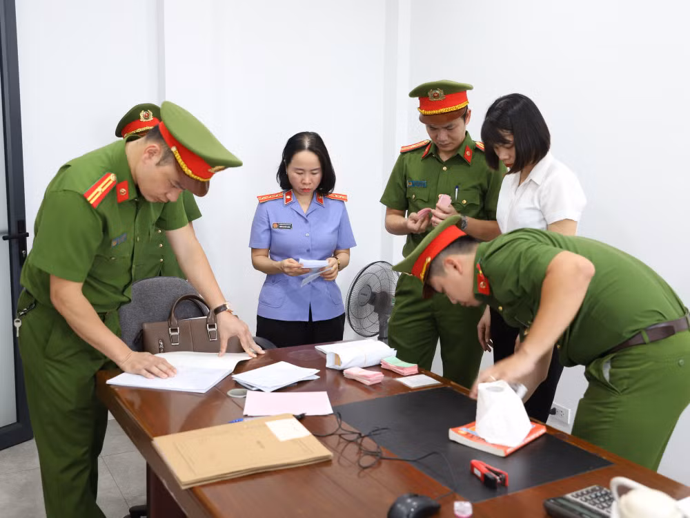 Lực lượng chức năng khám xét nơi làm việc của bà Nguyễn Thị Bịch Ngọc (Ảnh: Công an Hà Tĩnh)