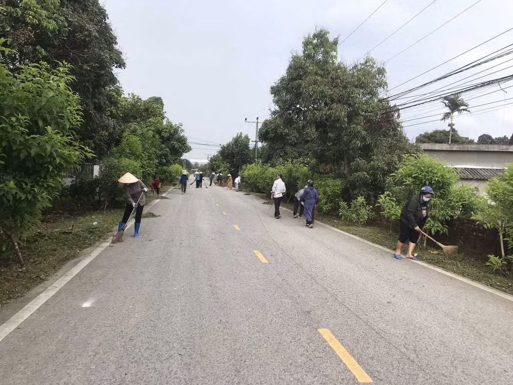 Cán bộ và nhân dân xã Quảng Thành (Hải Hà) tham gia vệ sinh môi trường hưởng ứng Ngày ASEAN phòng, chống sốt xuất huyết Dengue, lần thứ 13 năm 2023. Ảnh: Thanh Trường (CTV)