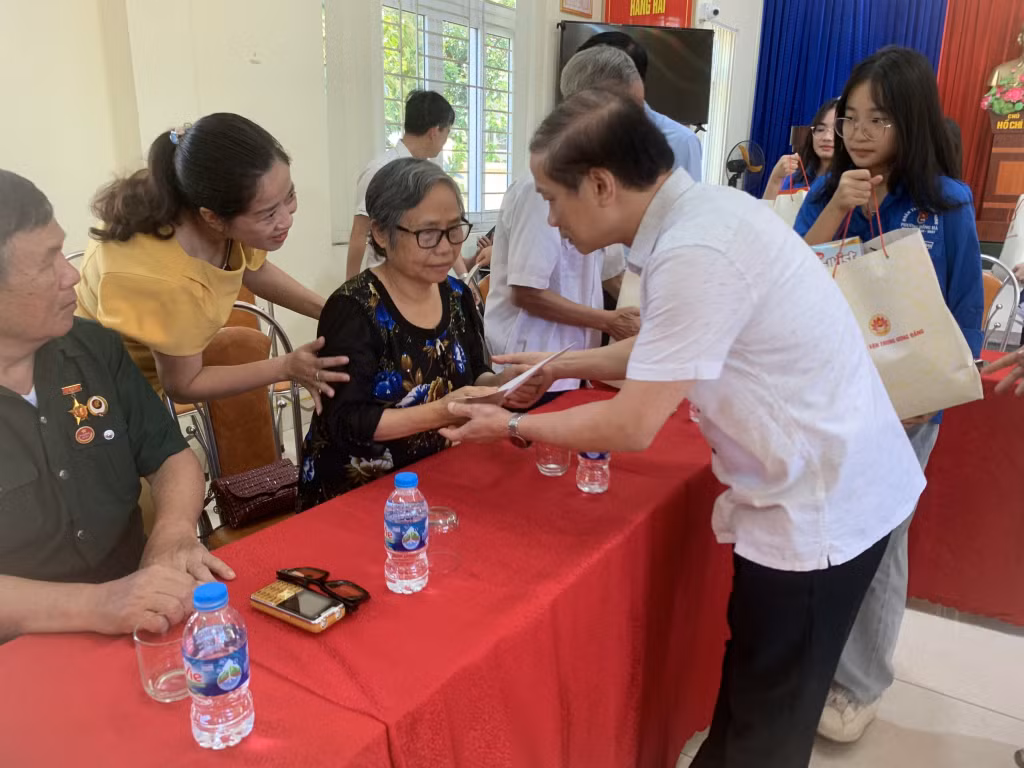 Đồng chí Phạm Tất Thắng, Ủy viên Ban Chấp hành Trung ương Đảng, Phó Trưởng Ban Thường trực Ban Dân vận Trung ương tặng quà bà Vũ Thị Mây, vợ liệt sĩ, trú tại phường Hồng Hà, TP Hạ Long.