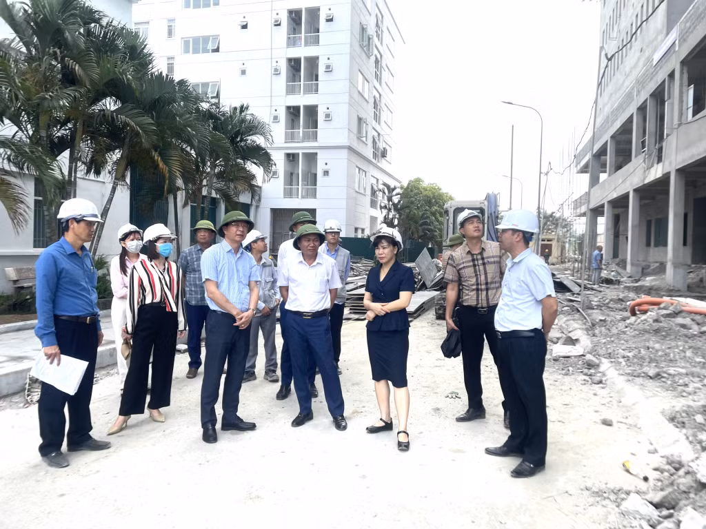 Đoàn giám sát của Ban Kinh tế - Ngân sách HĐND tỉnh giám sát tại công trình nâng cấp, mở rộng Bệnh viện Phổi Quảng Ninh, tháng 5/2023. Ảnh: Thu Trang