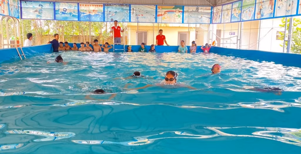 Học sinh có hoàn cảnh khó khăn trên địa bàn huyện Vân Đồn tham gia lớp học bơi miễn phí do Hội CTĐ tỉnh tổ chức cuối tháng 6/2023.