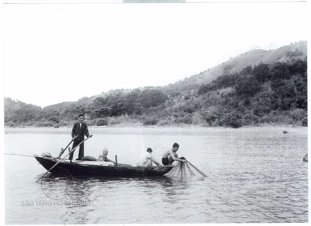 Chủ tịch Hồ Chí Minh thăm đảo Tuần Châu và cùng ngư dân đánh cá ven đảo.