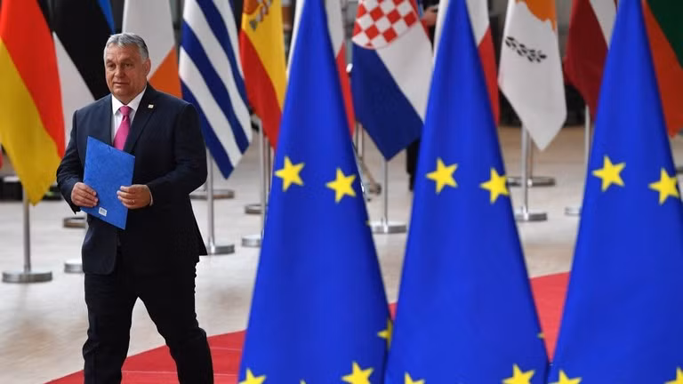 Thủ tướng Hungary Viktor Orban đến dự cuộc họp đặc biệt của Hội đồng Châu Âu tại Brussels, Bỉ ngày 30/5. Ảnh: AFP