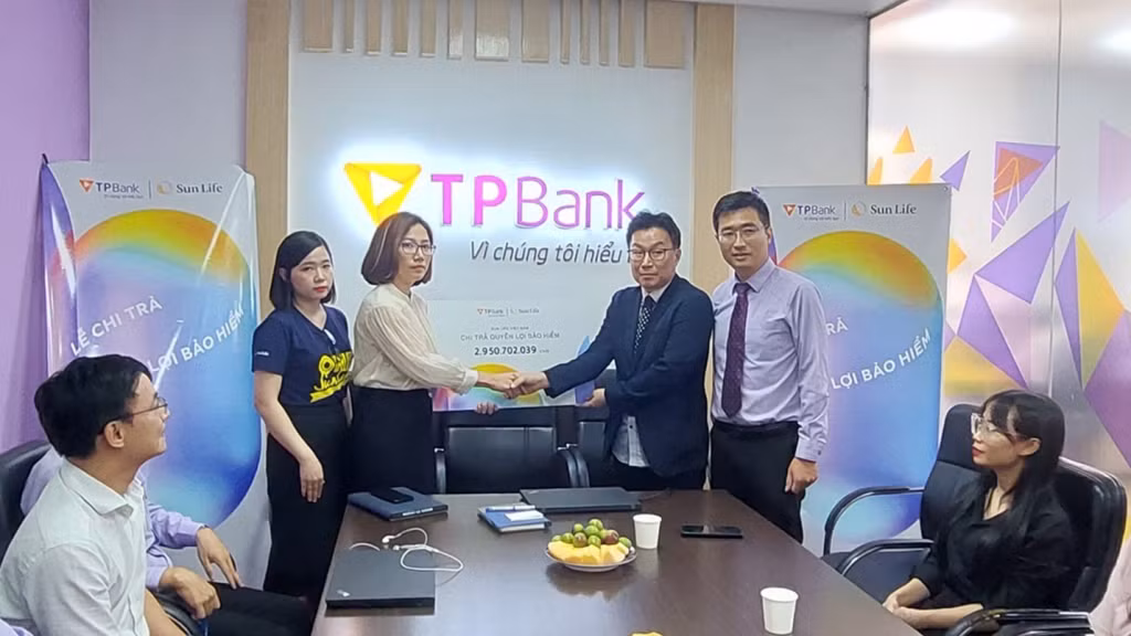 Lễ chi trả quyền lợi bảo hiểm cho khách hàng tại Hà Nội.