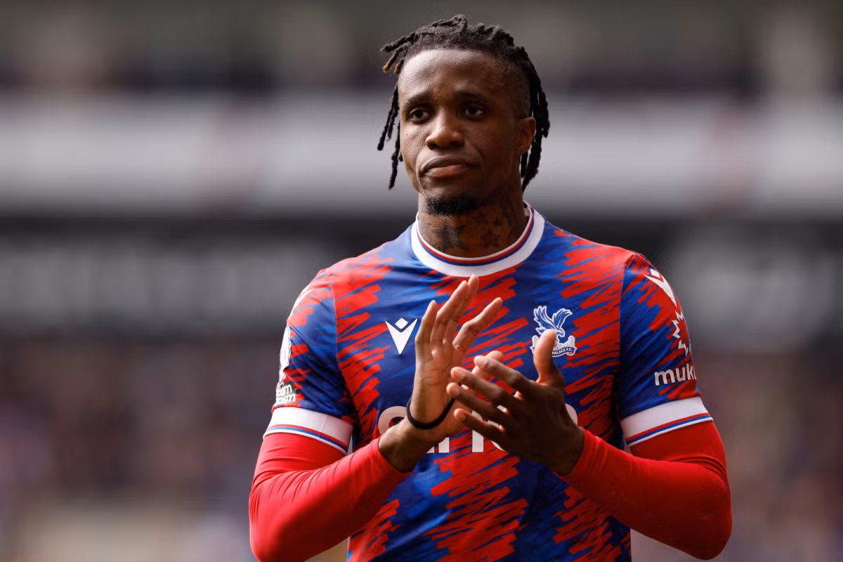 Wilfried Zaha: Ngôi sao chạy cánh 30 tuổi hết hợp đồng với Crystal Palace từ ngày 1/7. Các cuộc đàm phán gia hạn với CLB diễn ra không như mong đợi, khiến Zaha phải tìm bến đỗ mới khi kỳ chuyển nhượng chỉ còn hơn một tháng. Ưu tiên của Zaha vẫn là thi đấu tại châu Âu. PSG, Lazio và Roma đang xem xét ký hợp đồng. CLB Arab Saudi, Al Nassr cũng đánh tiếng với mức lương hấp dẫn.