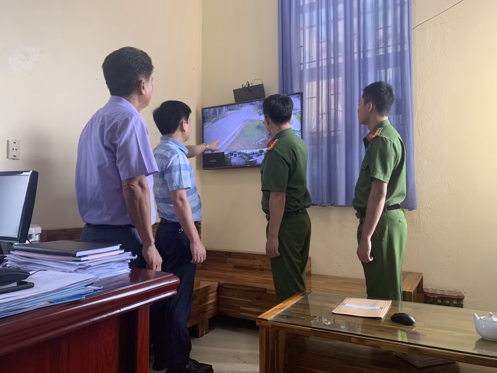 Chính quyền và Công an xã Tân Bình giám sát việc chấp hành pháp luật của nhân dân qua hệ thống camera an ninh.