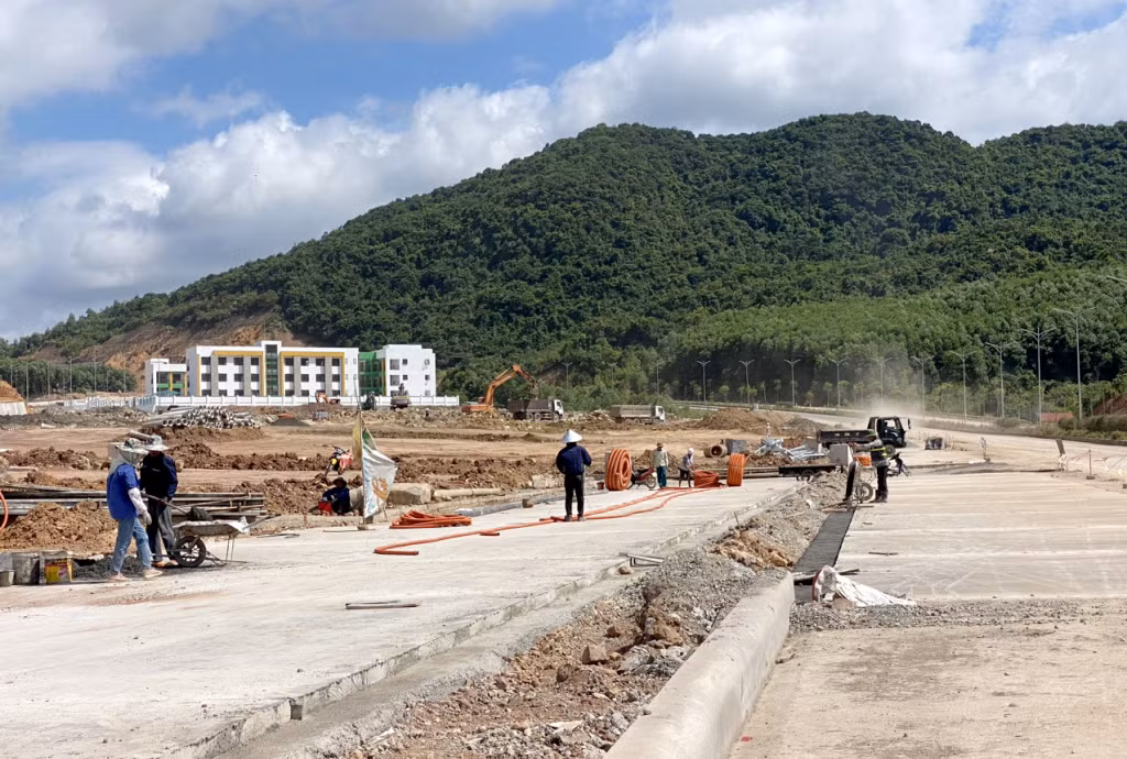 Khu tái định cư xã Vạn Yên (Vân Đồn) đang được tích cực triển khai đầu tư. Ảnh: Mạnh Trường
