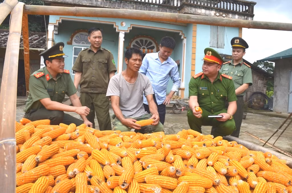 Lực lượng công an huyện Hải Hà thường xuyên xuống địa bàn đề nắm tình hình dân cư.