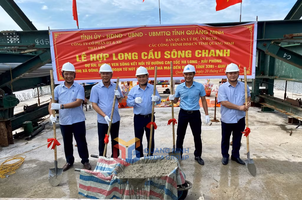 Các đại biểu chính thức phát động hợp long cầu Sông Chanh 3.