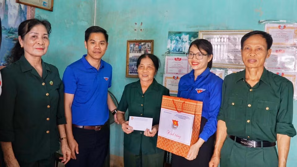 Thành Đoàn Hạ Long và Đoàn Thanh niên Vietcombank Bãi Cháy tặng quà cho gia đình cựu TNXP Lê Thị Hồng Quyển (khu 5, phường Hà Khẩu, TP Hạ Long).