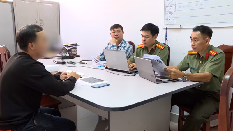 D.M.T làm việc với Cơ quan Công an và thừa nhận hành vi vi phạm của bản thân.
