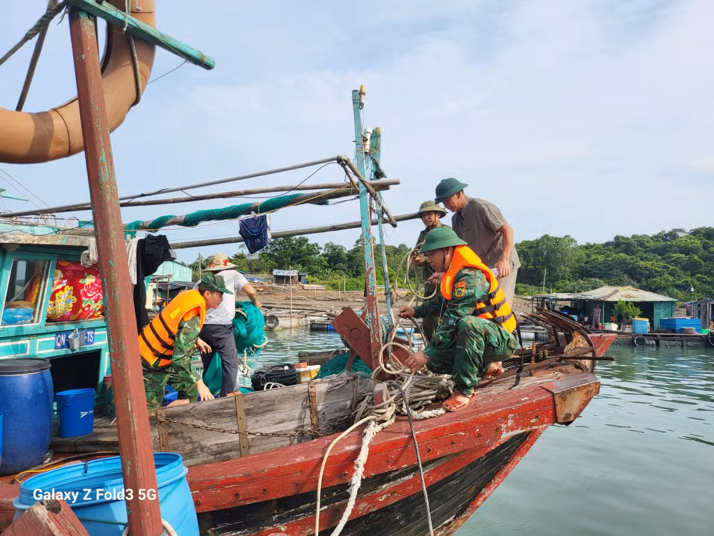 Cán bộn chiến sĩ Đồn BPCK cảng Vạn Gia (BĐBP tỉnh) giúp dân gia cố lồng bè, nuôi thủy sản. Cán bộ, chiến sĩ Đồn BPCK cảng Vạn Gia (BĐBP tỉnh) giúp dân gia cố lồng bè nuôi thủy sản. 
