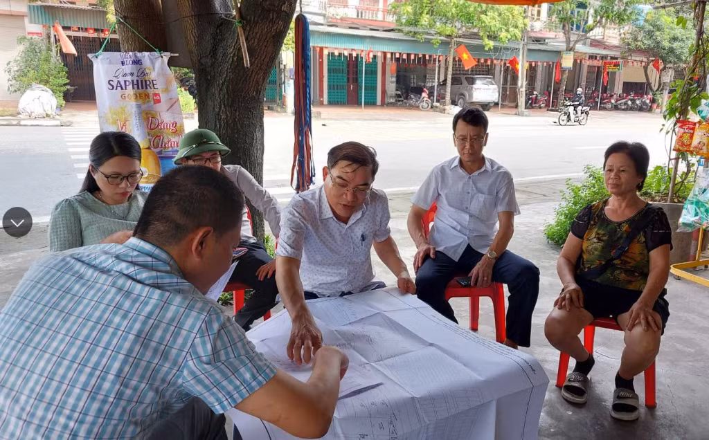 Đồng chí Lê Văn Độ, Chủ tịch UBND thị xã chỉ đạo cơ quan chuyên môn giải quyết những vướng mắc trong công tác GPMB với từng trường hợp cụ thể. (Ảnh: Ngô Hưng-CTV).