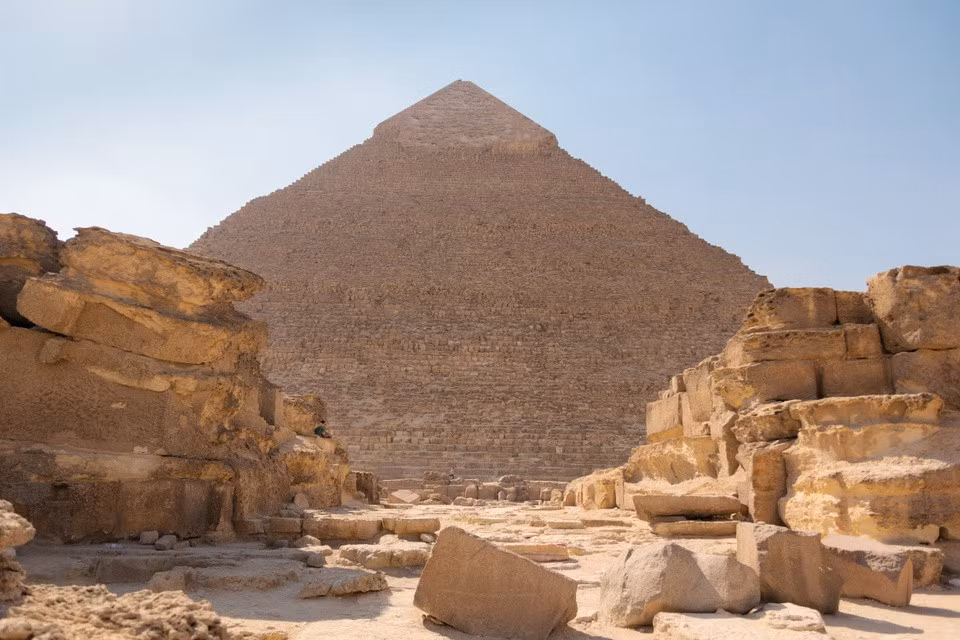 Kim tự tháp Khafre, Ai Cập: Đây là kim tự tháp lớn thứ hai trong quần thể kim tự tháp Giza. Nó được xây dựng dưới thời pharaoh Khafre, con trai của pharaoh Khufu. Công trình này cao khoảng 143,5 m, với đáy hình vuông có kích thước mỗi cạnh khoảng 215,5 m. Kim tự tháp này ban đầu có lớp vỏ bằng đá vôi nhẵn bóng bên ngoài, khiến nó tỏa sáng rực rỡ dưới ánh mặt trời. Tuy nhiên, phần lớn vỏ bọc này đã bị xói mòn qua nhiều thế kỷ, ngày nay chỉ còn một phần nhỏ vỏ bọc ở trên cùng của công trình. Kim tự tháp còn nổi tiếng với tượng Nhân sư khổng lồ, một bức tượng với đầu người và thân sư tử sừng sững trước kim tự tháp. Nhân sư được cho là đại diện cho Pharaoh Khafre và đóng vai trò là người bảo vệ cho khu phức hợp kim tự tháp Giza. Ảnh: Siddhesh Mangela/Unsplash.