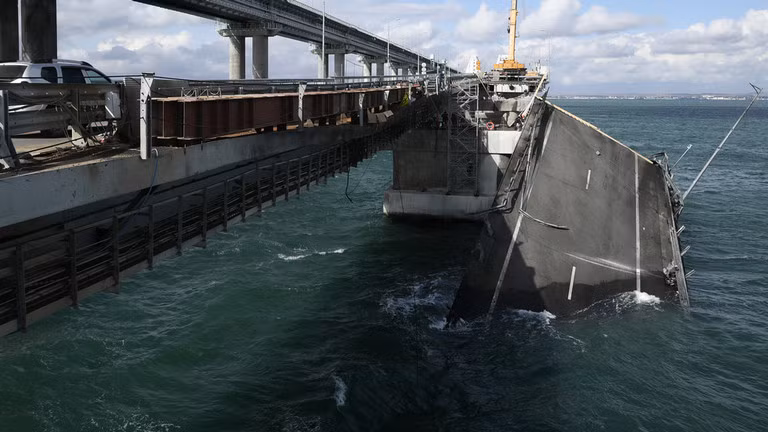 Cây cầu Crimea sau khi bị tấn công bằng xe cài bom. Ảnh: Sputnik