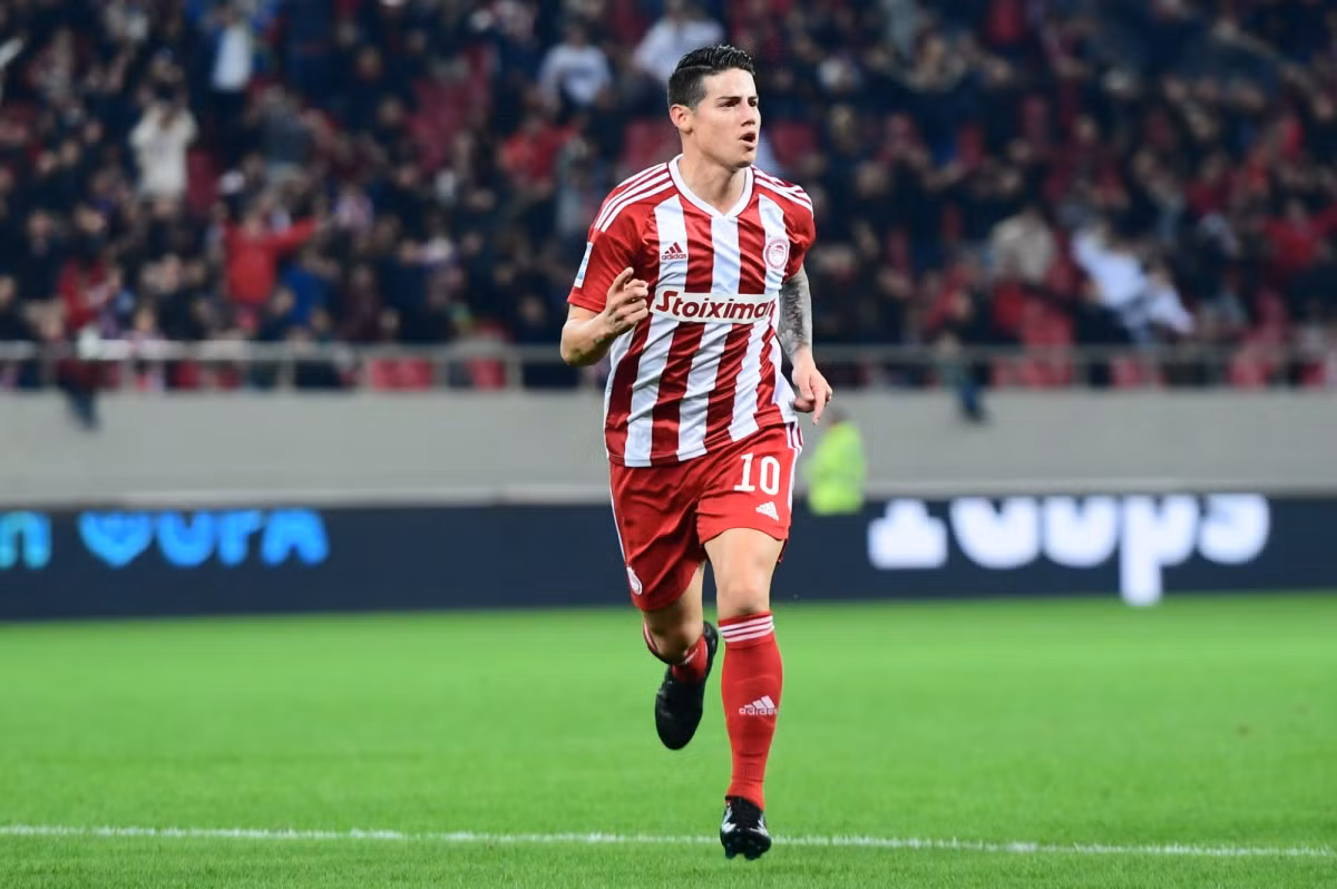 James Rodriguez: cựu sao Real trở thành cầu thủ tự do từ tháng 4, sau khi đồng thuận chấm dứt hợp đồng sớm với Olympiakos (Hy Lạp). Tiền đạo cánh 32 tuổi chỉ chơi tám tháng, 23 trận và ghi năm bàn cho Olympiakos. Phong độ của anh không thuyết phục được ban lãnh đạo CLB. James Rodriguez vẫn đang chờ đề nghị đủ sức hấp dẫn. Trước Olympiakos, Vua phá lưới World Cup 2014 từng chơi cho Porto, Monaco, Real Madrid, Bayern, Everton và Al Rayyan (Qatar).