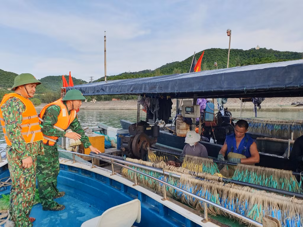 Cán bộ Đồn BP Đảo Trần thông tin cho ngư dân về diễn biễn của báo số 1 để chủ động phòng chánh.