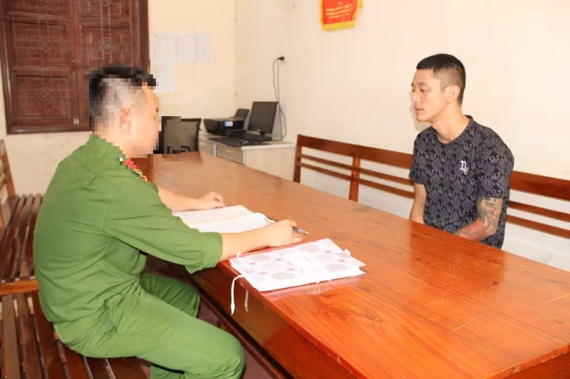 Cảnh sát lấy lời khai đối tượng trong vụ án.