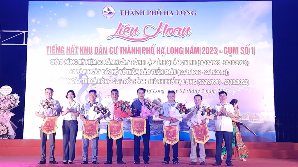 Ban tổ chức tặng hoa cho 6 đoàn tham dự Liên hoan.